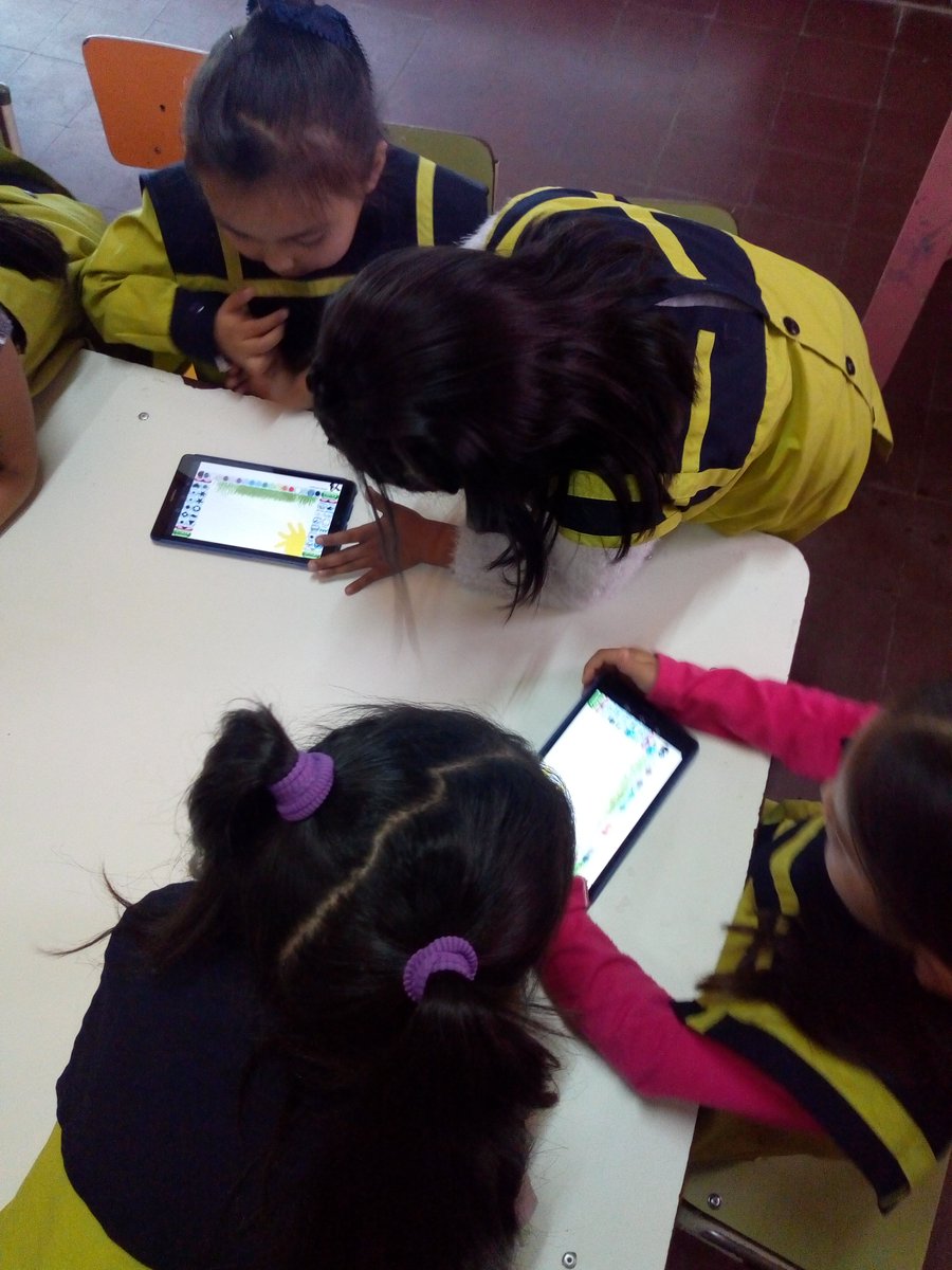 JoanaChocobar's tweet photo. #EscArmadaNacional Lxs pequeñxs de @NivelProv trabajan con su nuevo equipamiento : tablets y pizarra digital, 📱💻🔋próximamente implementación de robótica 🤖🙂 https://t.co/lGdksu97Vt