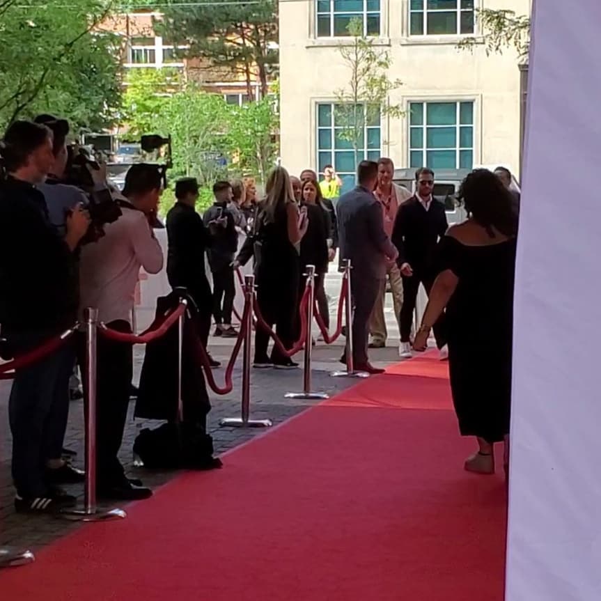 jamiedornan360's tweet photo. Pics of #JamieDornan arriving on red carpet for #Synchronic on 09.07.2019 in #Toronto 
.
📸 by @Jamiedornan360 
.
(I have been asked to post untagged, which I will but pls. credit if used.)
.
#TIFF #TorontoFilmFestival #TIFF2019 #JD360 https://t.co/HPYyIlOopg