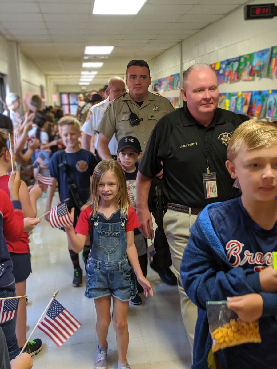 MrsSharrock's tweet photo. A Big thank you to our First Responders 🇺🇲 #tbirdfam https://t.co/nlBGLy8p4d