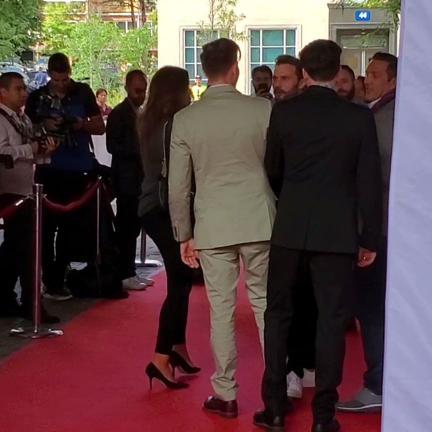jamiedornan360's tweet photo. Pics of #JamieDornan arriving on red carpet for #Synchronic on 09.07.2019 in #Toronto 
.
📸 by @Jamiedornan360 
.
(I have been asked to post untagged, which I will but pls. credit if used.)
.
#TIFF #TorontoFilmFestival #TIFF2019 #JD360 https://t.co/asWt3yn5kx