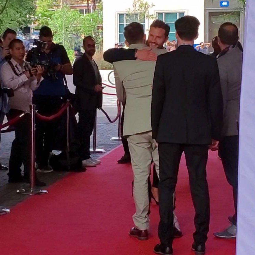 jamiedornan360's tweet photo. Pics of #JamieDornan arriving on red carpet for #Synchronic on 09.07.2019 in #Toronto 
.
📸 by @Jamiedornan360 
.
(I have been asked to post untagged, which I will but pls. credit if used.)
.
#TIFF #TorontoFilmFestival #TIFF2019 #JD360 https://t.co/asWt3yn5kx