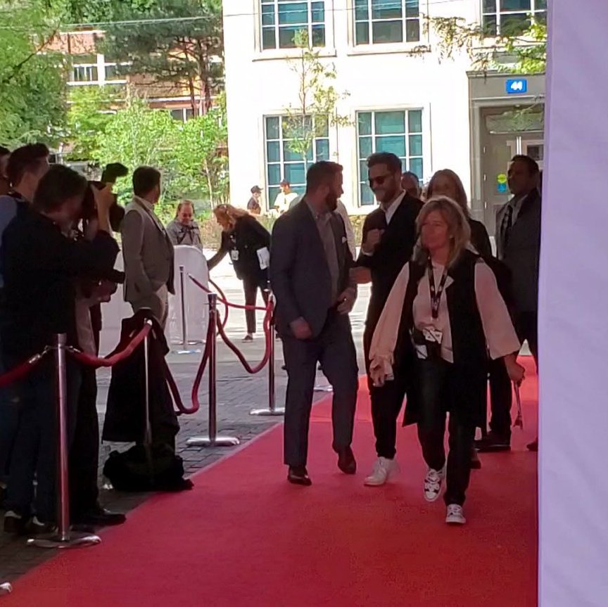 jamiedornan360's tweet photo. Pics of #JamieDornan arriving on red carpet for #Synchronic on 09.07.2019 in #Toronto 
.
📸 by @Jamiedornan360 
.
(I have been asked to post untagged, which I will but pls. credit if used.)
.
#TIFF #TorontoFilmFestival #TIFF2019 #JD360 https://t.co/asWt3yn5kx