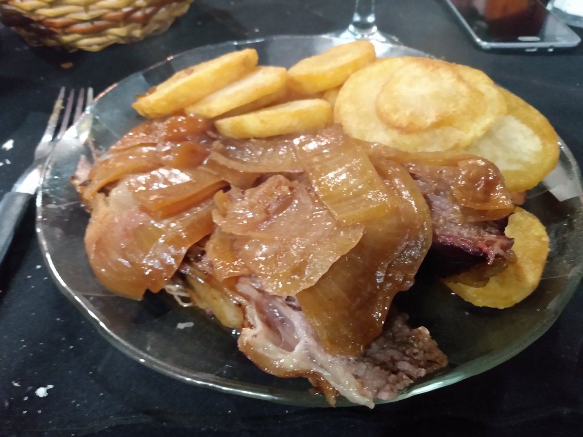 ElAcertijoOk's tweet photo. La cocina de Batata's es un bodegón donde hacen la mejor carne al horno con papas del universo y alrededores. Recomendación del crack @DiegoArvilly.
¿Ustedes bien? https://t.co/dDzi3XGrWG