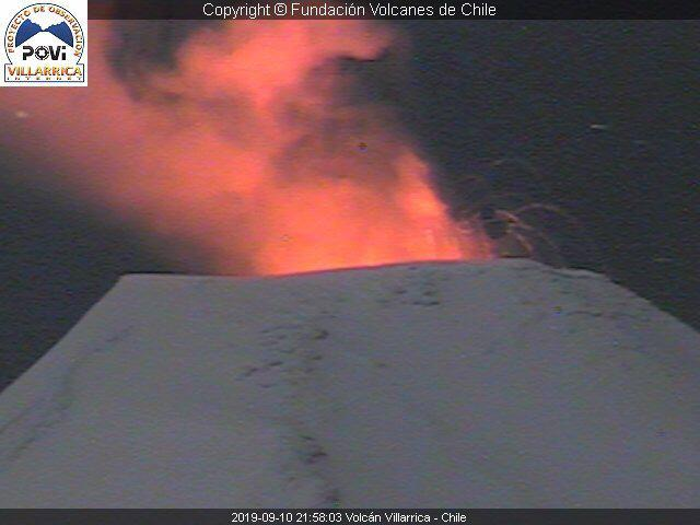 EarthQuakesTime's tweet photo. 🌋 #Villarrica, #Chile 🇨🇱 | Notoria incandescencia en el cráter del volcán, que está en Alerta Naranja dada la inestabilidad del sistema. Se han registrado hace minutos proyecciones balísticas de material piroclástico en los alrededores del volcán.

Fotografías webcam de @povi_cl https://t.co/NZCE8dIKkX