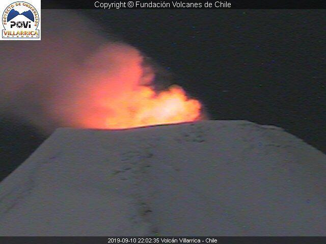 EarthQuakesTime's tweet photo. 🌋 #Villarrica, #Chile 🇨🇱 | Notoria incandescencia en el cráter del volcán, que está en Alerta Naranja dada la inestabilidad del sistema. Se han registrado hace minutos proyecciones balísticas de material piroclástico en los alrededores del volcán.

Fotografías webcam de @povi_cl https://t.co/NZCE8dIKkX