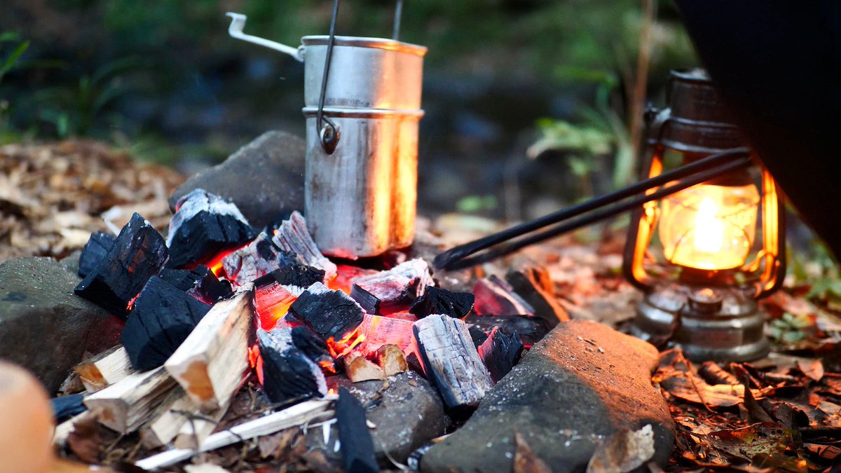 タナちゃんねる 焚き火台マクライト予約受付中 Na Twitteru 今回は ロシア軍のキャンティーンセットを使ってお米を炊きました 飯盒 キャンプ 焚き火 ランタン