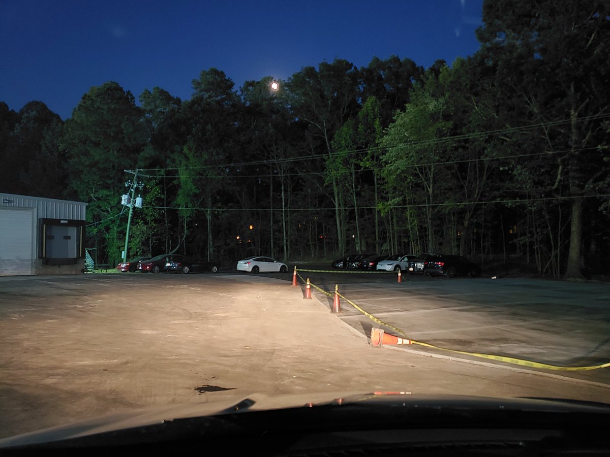 SpartanTrader96's tweet photo. The lot has basically cleared out after 3 weeks.  No new cars yet. $tsla $tslaq #sgf #SGFreport @Paul91701736 #teslayoysalesdrop #teslademandissues #youvebeenmusked. #musked https://t.co/DmaKE5f9Fb