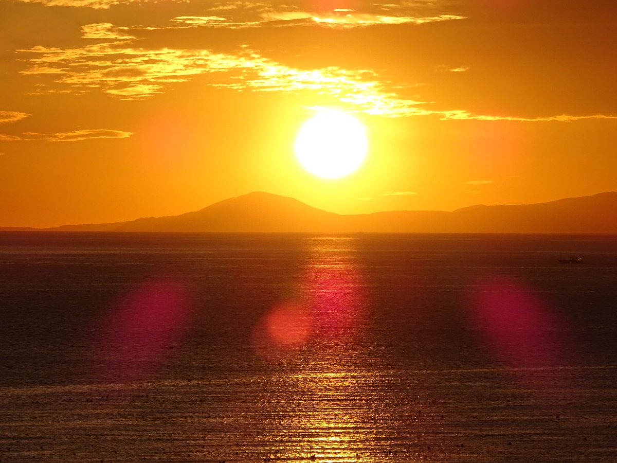 pressmanyuki's tweet photo. 今朝、根室海峡の日の出
日の出時刻は4時53分
最低気温は13℃でした

♪別れの日は来た羅臼の町にも

羅臼の宿まるみの屋上から
♪遥か国後に〜🎶

#知床ねむろたのしー 
#shiretokonemur
#hokkaido
#日の出
#日の出前
#朝焼け
#知床旅情  @ 羅臼の宿 まるみ https://t.co/aZFNebpM5x