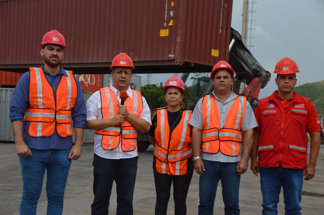 #Enterate || Al Puerto de #Guanta, estado #Anzoátegui, arribaron más de 456 mil prendas y útiles escolares, según lo informó el ministro de Comercio Nacional, <a href="/WContreras_/">Willian Contreras</a>. bit.ly/2kDNoD6