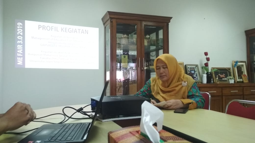 UinFitk's tweet photo. Dekanat menerima audiensi dari HMJ MP UIN Jakarta @hmjmp_uinjkt di ruang Dekanat, Rabu, 11 September 2019. #hmjmpuin https://t.co/a8Paq26nnE