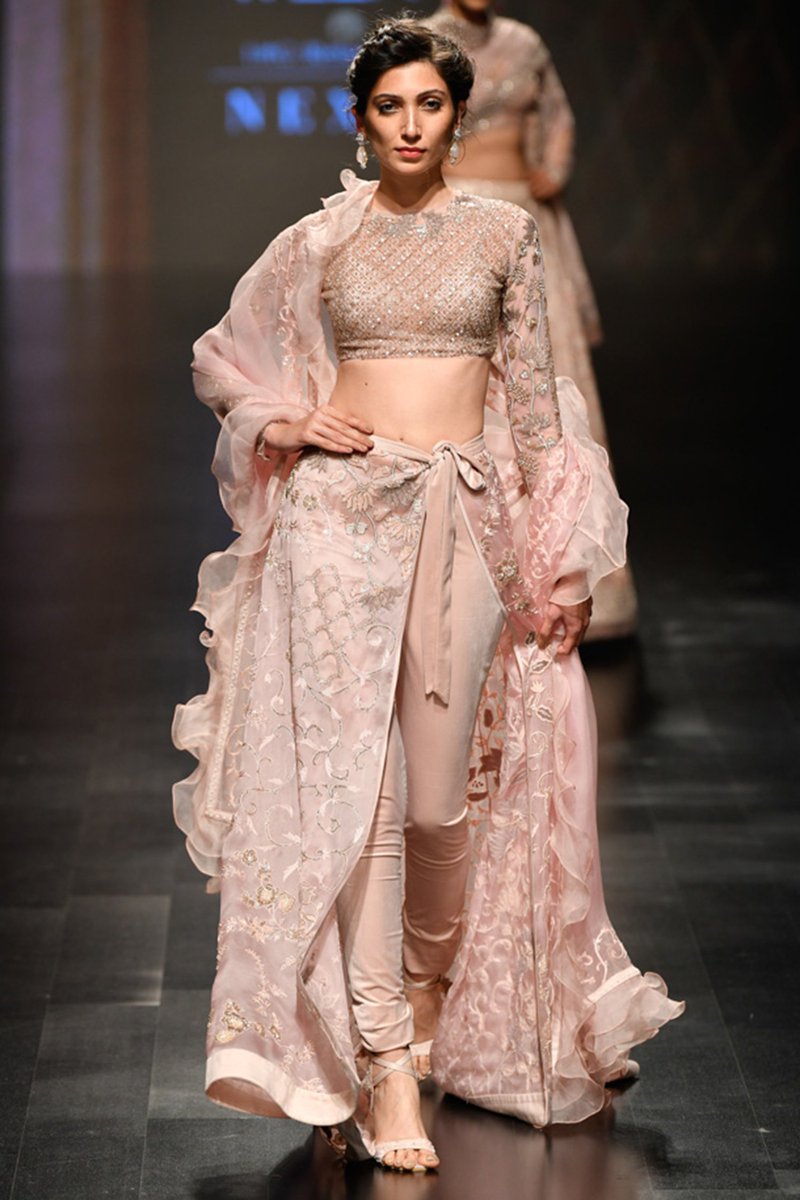 UtsavFashion's tweet photo. RAMPLICIOUS WEDDING LOOKS
The latest fashion week threw up traditional elegance with a twist. Off-beat Lehengas, favorite Silk Sarees and dramatic Slit styles held sway. Which is your favorite look for your next wedding party?
#UtsavFashion #ModernYetRooted #TheIndianExperience https://t.co/tTYKRoDH8n