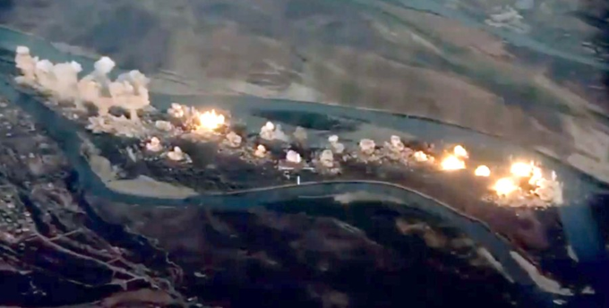 Nrg8000's tweet photo. In the early morning of Sept 10th, the US Air Force bombarded Qanus Island in Central Iraq with 36,000kg of bombs. https://t.co/AtgUr1YhRc
This thread uses @PlanetLabs imagery to assess the damage done to the island. 
In all regards it looks like carpet bombing. 
(H/T @wammezz) https://t.co/DgdWLHzOGk