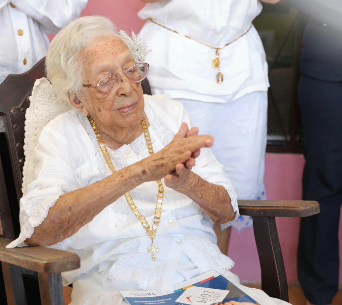 En el dia de hoy los Magistrados del Tribunal Electoral le realizaron un reconocimiento a la señora Clara Cedeño viuda de Saavedra por ser la mujer más longeva (113 años), que haya participado en las elecciones entre 1994 y 2019., residente en nuestro corregimiento.