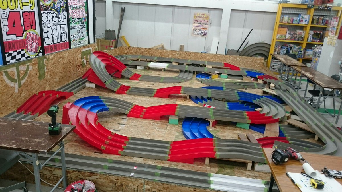 千葉鑑定団八千代店 ヤチカン ミニ四駆 こんにちワンツー 3レーンサーキットのレイアウト変更を行いましたッ 9 14 土 のヤチカンカップはこのコースにて開催です ミニ四駆 Mini4wd おもちゃ ヤチカン