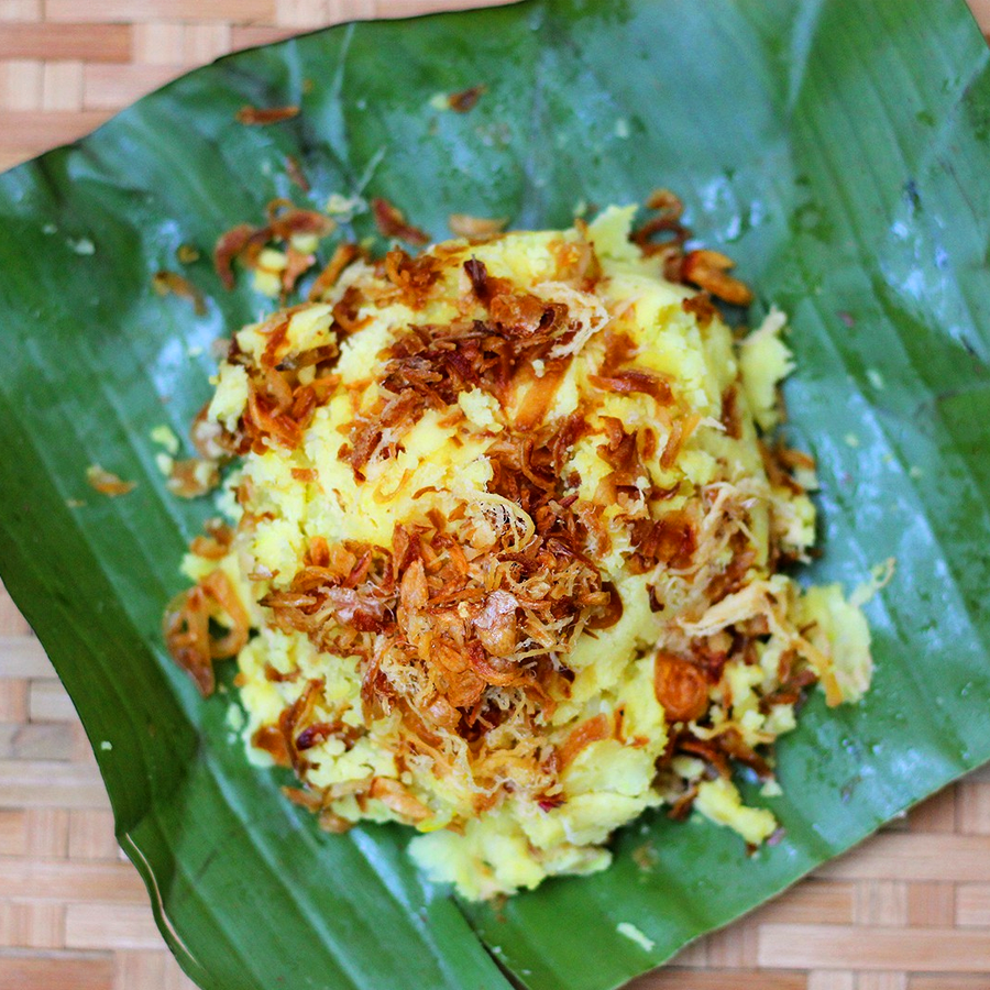 MyanmarTouching's tweet photo. “Xeo” Stiky Rice is familiar dish of Hanoians’ Breakfast which has a shiny yellow color due to combination of limmber rice and turmeric.
#touchingindochinamyanmar #indochina #myanmar #food #hanoi #Vietnam https://t.co/TfDbfHnsmM