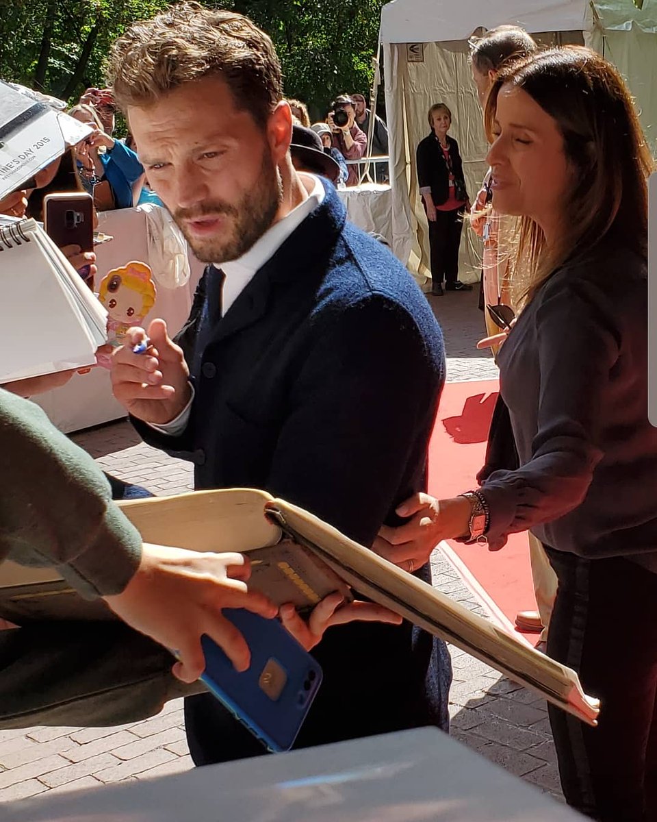 jamiedornan360's tweet photo. Our pics #JamieDornan signing autographs for fans during 
#Synchronic (09.07.2019)🤩
.
📸 by @Jamiedornan360 
.
.
#TIFF #TorontoFilmFestival #TIFF2019 #JD360 #TorontoInternationalFilmFestival #TIFF19 https://t.co/EseorthsDV