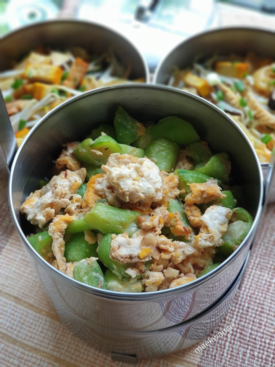 KwansriR's tweet image. ผัดบวบใส่ไข่ กับข้าวบ้านๆกินกี่ครั้งก็อร่อย..ยิ่งกินคู่กับข้าวที่มีรสจัด ประเภท น้ำพริก แกงส้ม แกงไตปลา ยิ่งอร่อย จ๊ะ #maekwansri #เชื่อแม่