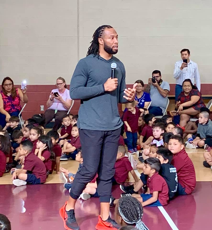 HMooreTV's tweet image. No news cameras or press releases. @LarryFitzgerald visiting kids today at Academia del Pueblo; Friendly House, Inc. He donated dozens of tablets &amp;amp; took time to speak with the students. Truly a genuine soul who believes it’s his personal responsibility to give back #azfamily