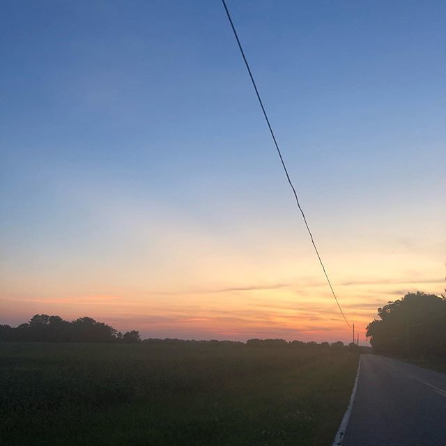 aprilbennettbks's tweet photo. Sun’s coming up on the wrong end of the street... 🌞😁
It’s unusual for me to take an evening #stetwalk so please forgive me for being confused. #busydays https://t.co/tFb8llX9wc https://t.co/paoY9yTnKR