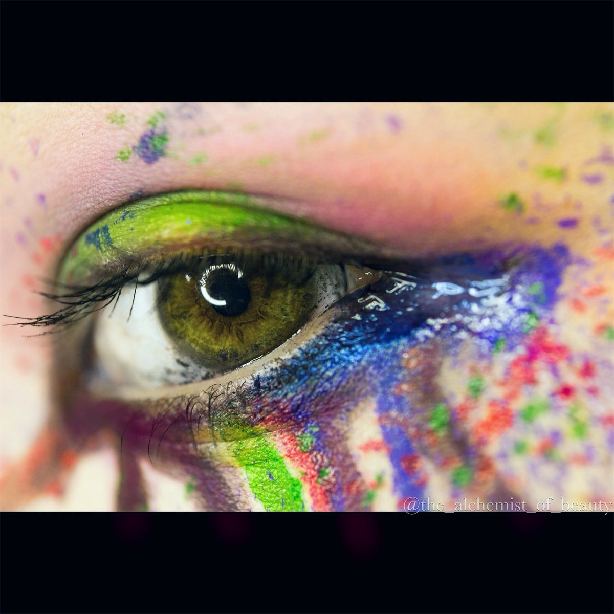 JenTheAlchemist's tweet photo. @LanaDelRey 'Cinnamon Girl' lyric-inspired look..... #avantgarde #violetbluegreenred #makeupartist https://t.co/I6iCmPUNag