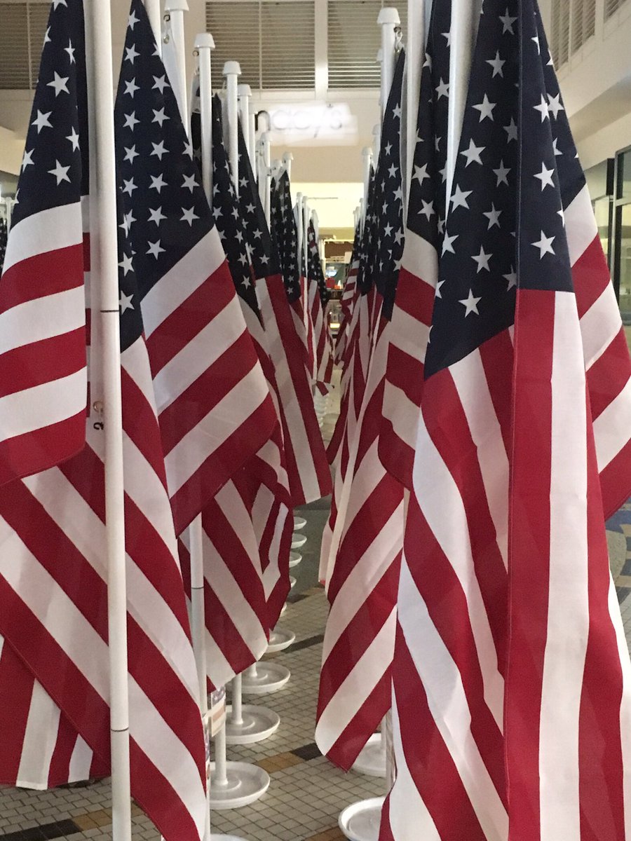 tstangelo's tweet photo. Flags for Heros at the Maine Mall! #flagsforheros #mainemall #portlandrotary https://t.co/Yv7I1dVDpv