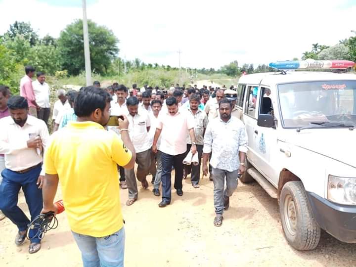 DCGowrishankar1's tweet photo. ಹೇಮಾವತಿ ನೀರನ್ನು ನನ್ನ ಕ್ಷೇತ್ರದ ಕೆರೆಗಳಿಗೆ ಬಿಡಿಸಲು ಕಾರ್ಯಕರ್ತರು ಹಾಗೂ ಮುಖಂಡರೊಂದಿಗೆ ತೆರಳಿ ನೀರನ್ನು ಬಿಡಿಸಲಾಯಿತು https://t.co/aKDaVN2zuF