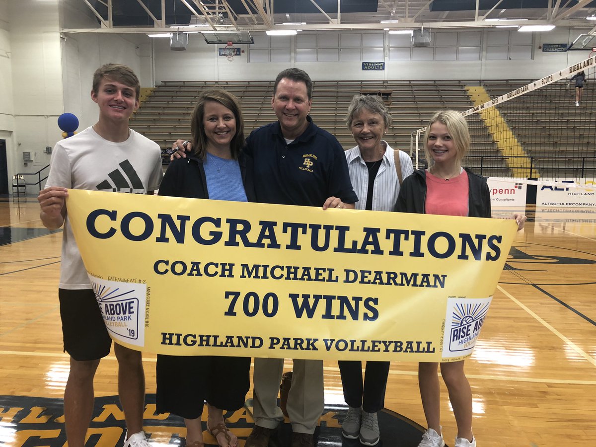 Congrats to Coach Dearman (Bill) on 700 career wins!!💛💙🏐
