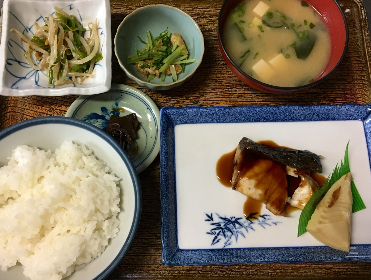 お食事処 オアシス V Twitter 本日の日替わり定食は 精進揚げ定食 Or カンパチ照り焼き定食 です 姫路市 日替わり定食