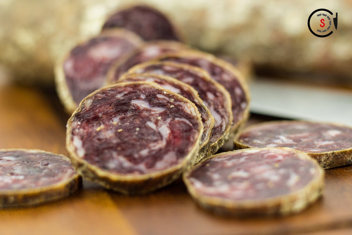 csc_iledebeaute's tweet photo. À chacun de déguster le #saucisson sec de l'île de beauté : avec ou sans pain, avec ou sans beurre... Vincent Tabarini vous propose de le découvrir sur une tarte fine avec des olives noires et du fromage 

▶️ #Recette Cucina Corsa : https://t.co/4pmyqh1IC8 https://t.co/rJDJTcbblC
