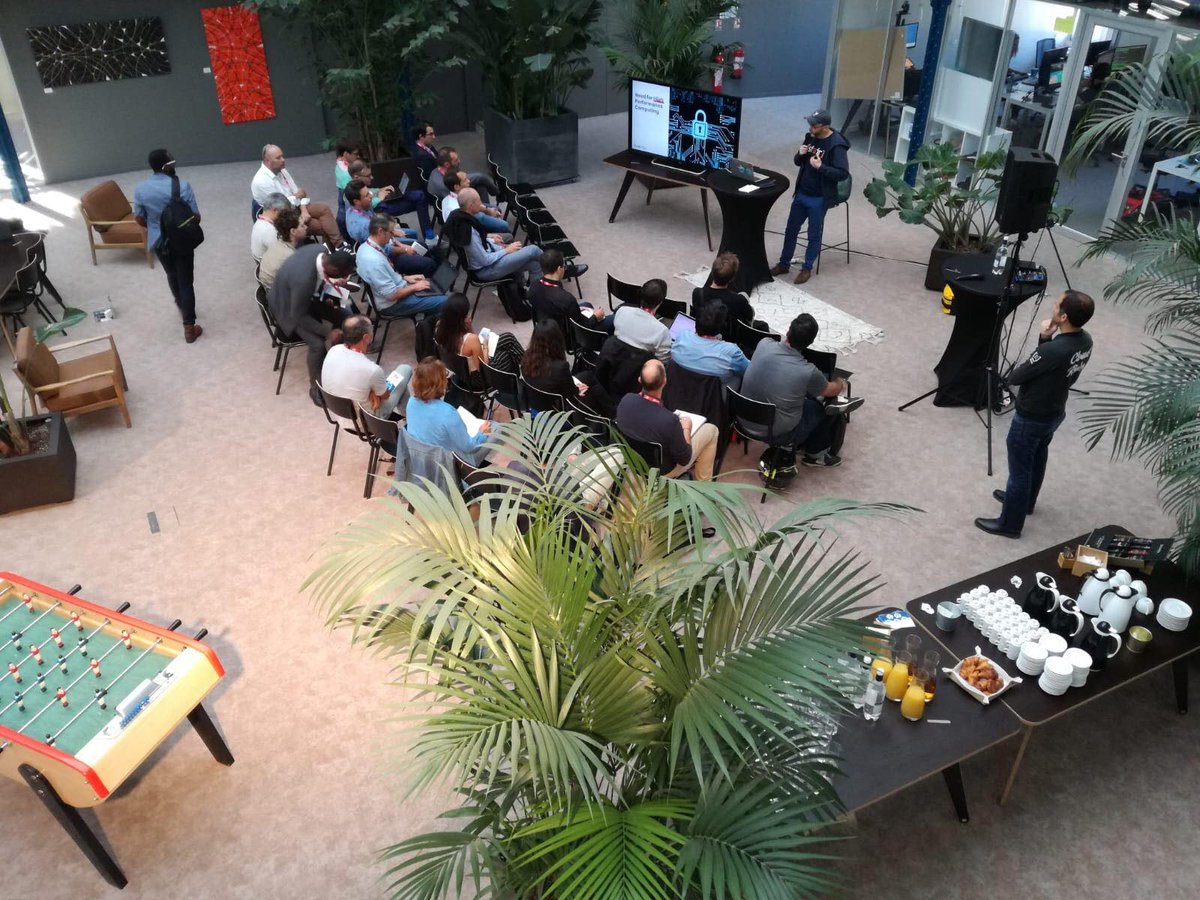 HemeraCoworking's tweet photo. 🙌Journée studieuse dans la #hallehéméra ! La masterclasse #OnBoard sur #GoogleCloudPlatform organisé par @SFEIR a commencé👌 @DidierGirard, VP Engineering de SFEIR, nous fait découvrir toutes les possibilités du Cloud par @Google ✨🚀 https://t.co/RjxKOA10Hr