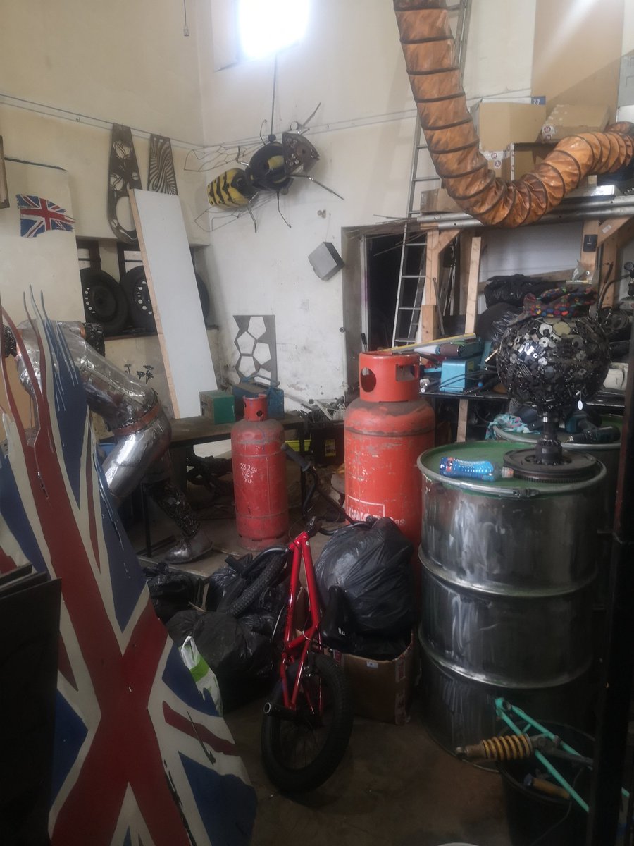 ALoadOfOldScrap's tweet image. It's that time of year again, mid way through the big tidy/move around to get ready for #somersetartweeks how many people have to move 2 boeing 747 wheels to make room for visitors to come and look at their art... Definitely one of a kind 😂 @SAW_Somerset  #ukartist #metalart