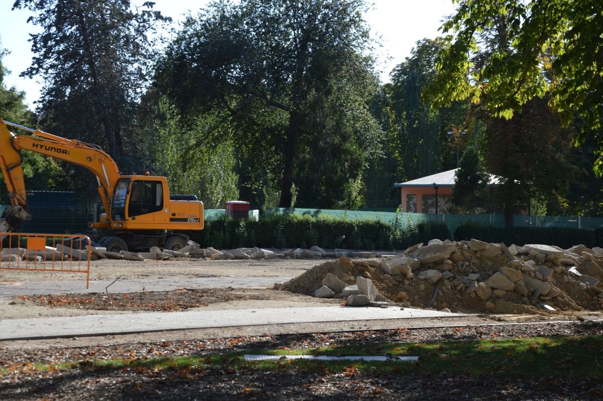🔴🔴Las obras en el Paseo de México (que va desde Puerta de Alcalá al Estanque) han sido paralizadas al encontrarse restos arqueológicos (el Retiro data de 1633). Las obras comenzaron en julio y debían durar 4 meses. Informa: Asociación de Amigos de los Jardines del Buen Retiro