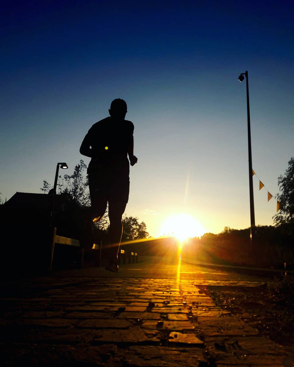 mo_runrun's tweet photo. Il m'arrive parfois d'oublier que je suis entrain de courir et là c'est le pur kif 🏃‍♂️#running #sunset #runner #runnersworld #runningmotivation https://t.co/Z4IWdhm6pA