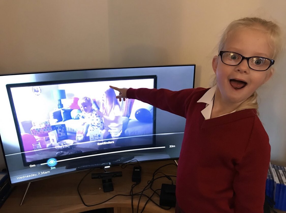When a quirky spots herself on #eastenders #bbc1 That face is PRICELESS 💖 Well done Hermione <a href="/PQAHemel/">PQA Hemel Hempstead</a> @PQA_Official @quirkykidz #actress #tv
