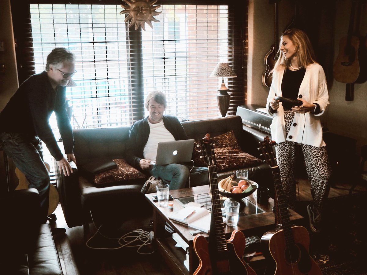 miriamrmusic_'s tweet photo. 🇬🇧 working in London with wonderful people, I'm happy! 🇬🇧  #workinprogress #work #london #paulbarry #patrickmascall #paulmeehan #recording https://t.co/MORHw8nEys