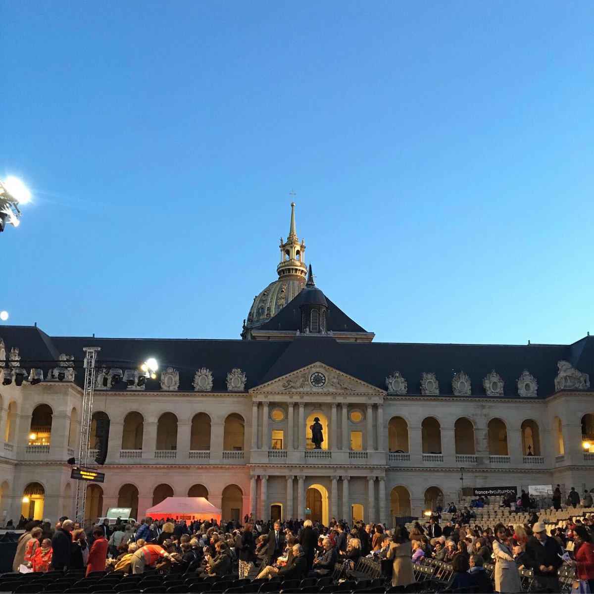 vaincrecancer's tweet photo. 🎼🎻 Dimanche soir c’était la soirée caritative @Operapleinair TOSCA pour @vaincrecancer aux Invalides. Une belle soirée d’été placée sous le signe de la générosité et du partage ✨🌙 #operaenpleinair #tosca #mécénat #vaincrelecancer https://t.co/A4C0aymzos