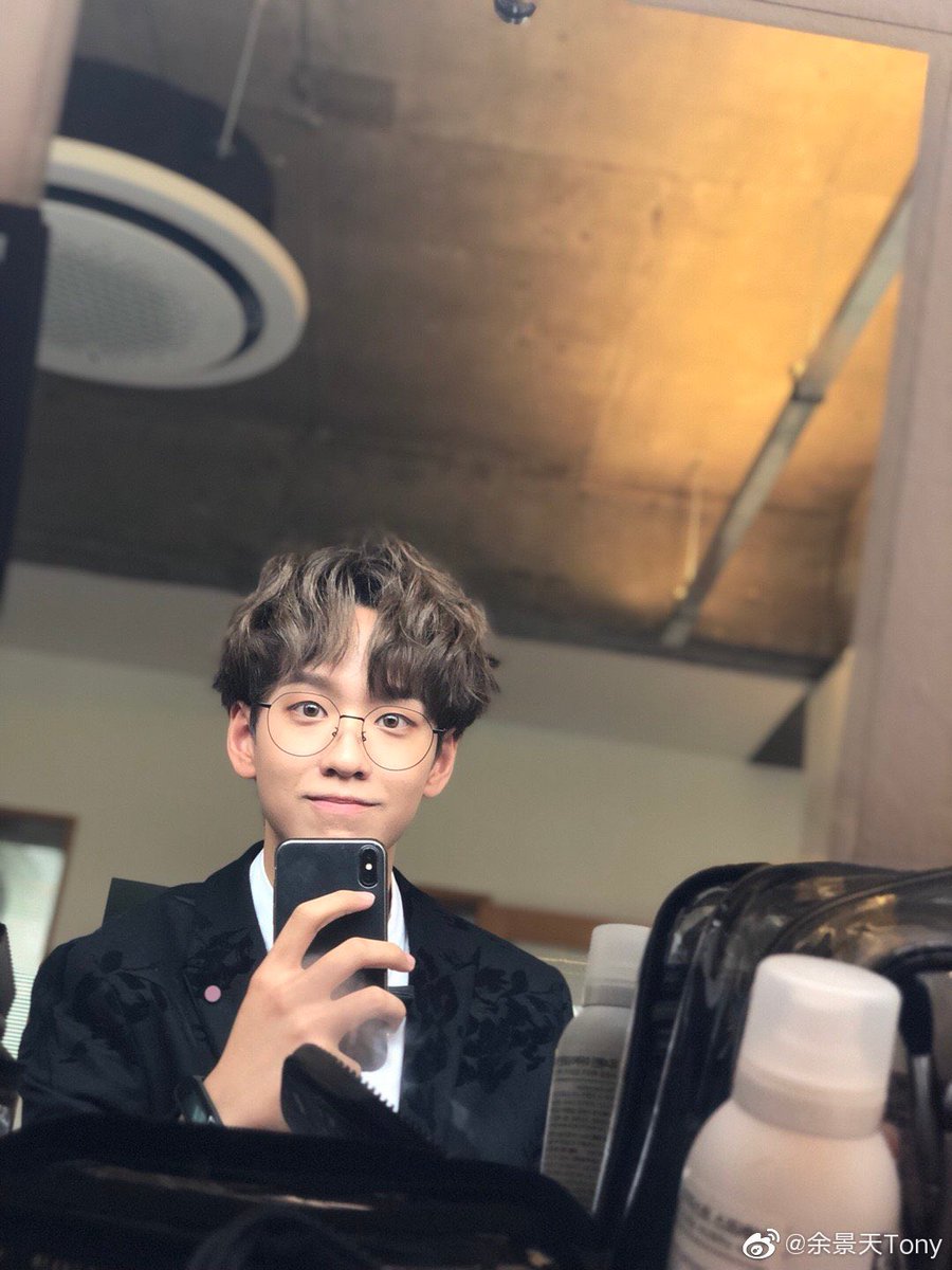 swtaddiction_tn's tweet photo. 웨이보 사진 살짝 다르네염 https://t.co/Kcw7xMz69q