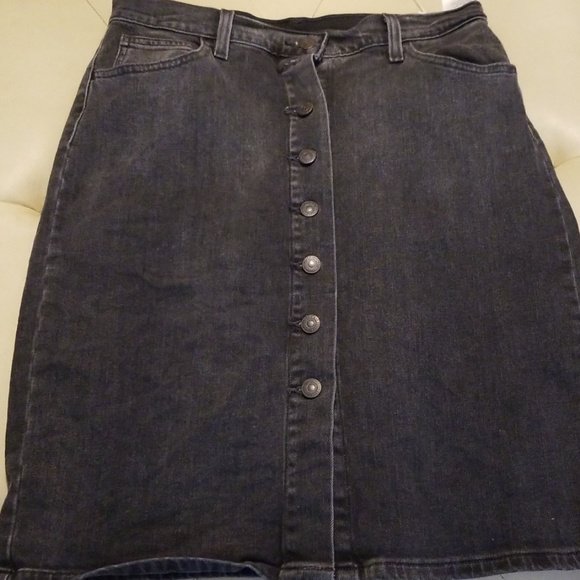 KarenPoshmark's tweet photo. So good I had to share! Check out all the items I'm loving on @Poshmarkapp from @smc627Curtis #poshmark #fashion #style #shopmycloset #levis #katespade #modcloth: https://t.co/yFTQl53tZA https://t.co/j1ltePYEjG