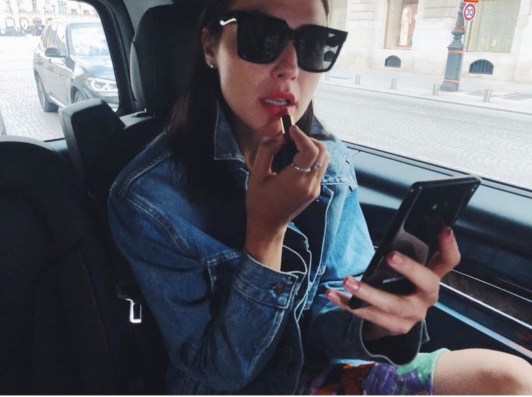 GalGadot's tweet photo. Good luck with that 🙈😆 #TaxiTouchUps @Revlon https://t.co/tkAPzIEyJi