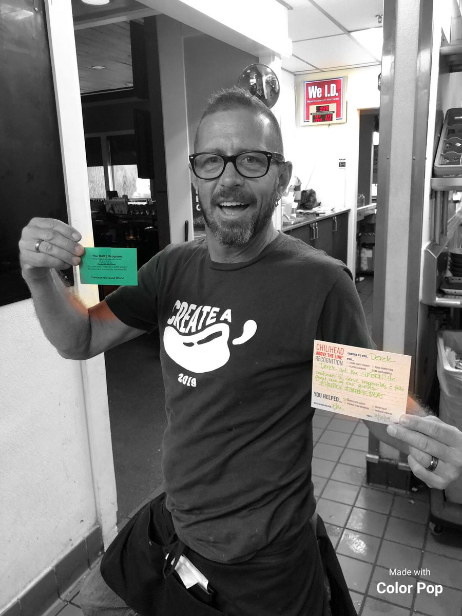 eee_gg's tweet photo. #GreenisGREAT Derek passed BARS #HeROCKS #servingresponsibly #thatswhatweDO #chilisBC @SdscowStephanie @PaulPja66 @hasquet https://t.co/nQ26wmkOcj