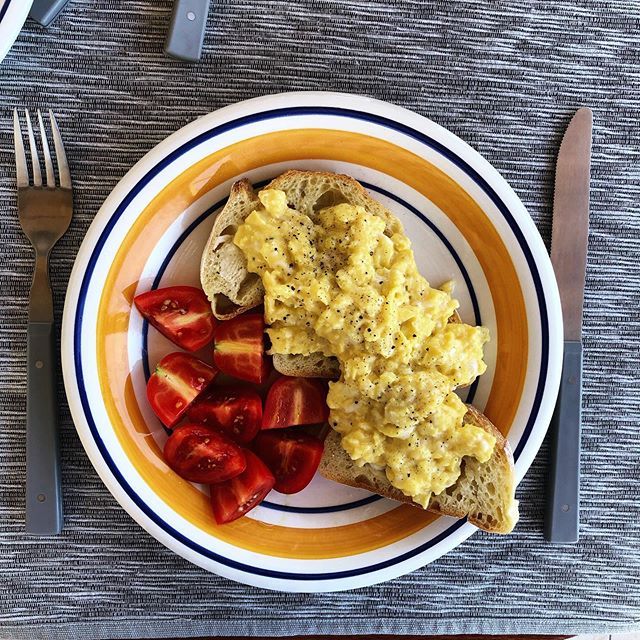 eatcolourfully's tweet photo. Scrambled eggs (from the henhouse 10m from the front door) with tomatoes dressed in EVOO (from the grove 5m from the front door) https://t.co/MTFWJdRDXX https://t.co/1w5SUJMbWX