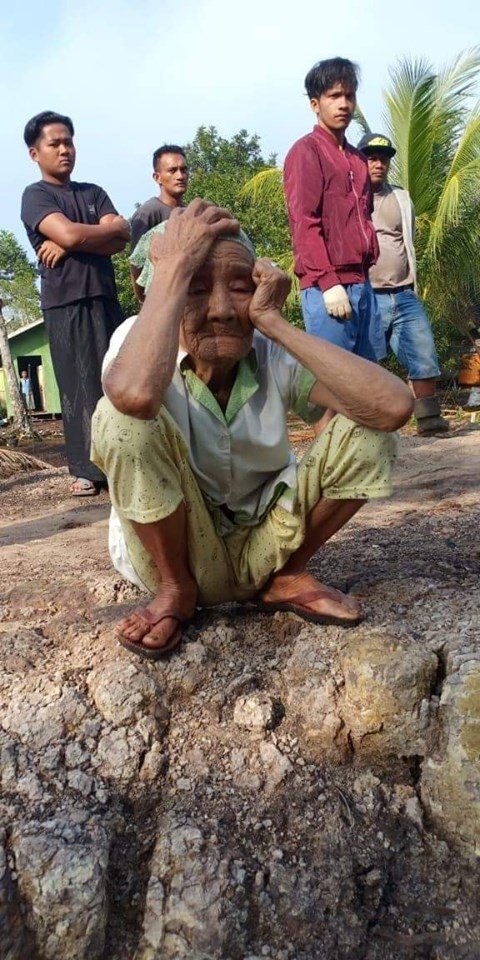 Mbah Lung, menatap sedih rumahnya terbakar di kubu raya. Yuks kita bantu via 709 9797 988 BSM an Al Mumtaz Peduli, konfirm WA 085705608633. Paket Sembako saja dulu untuk awal. Progress di WA <a href="/InfoKubuRaya/">Info KubuRaya</a> <a href="/tribunpontianak/">Tribun Pontianak</a>