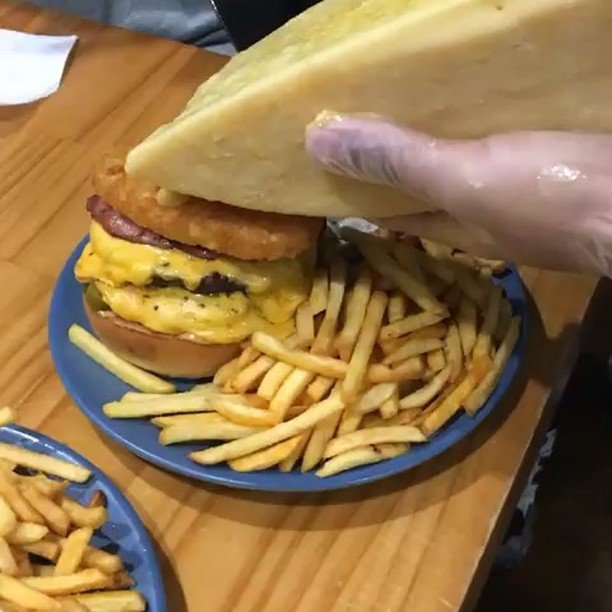 BareGrillBourke's tweet photo. Cheese, cheese and more cheese. OMG! Lovely video @wangsung_ https://t.co/oQWrDMwBeY https://t.co/nNl2ghmRAJ