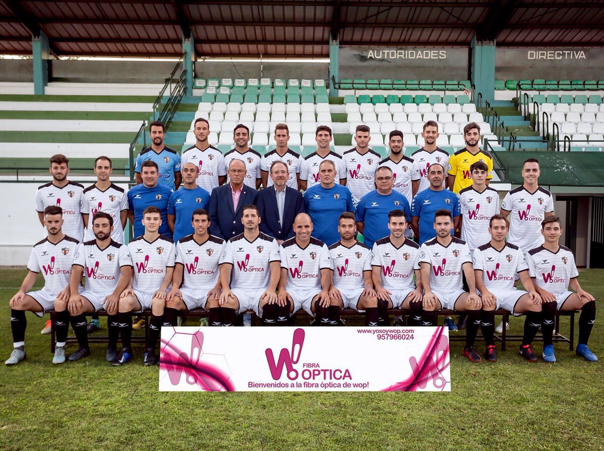 Así luce de bonita nuestra 1ª plantilla para afrontar el reto de la 3ª División. Desde 1926 son muchos los futbolistas que han defendido la elástica blanquilla a capa y espada. Este año no va a ser menos.
#lahistorialahacestú
#orgullotarugo