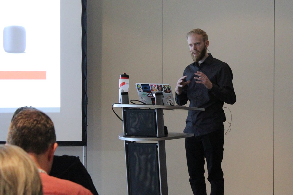 i_doit's tweet photo. Kevin Weiss vom IVZ erklärt wie sich die CMDB mit Chat-Tools wie Slack oder Webex bedienen lässt. #itdokumentation #idoit #awk19 https://t.co/HK9OuFTLgy