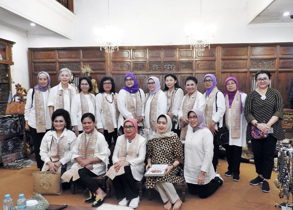 OASE_KK's tweet photo. OASE Kabinet Kerja bersama ibu Negara Iriana Joko Widodo dan Mufidah Jusuf Kalla selanjutnya bertolak untuk mengunjungi Sentra Batik Karlina di Kota Surakarta, 5 September 2019. 3/3. https://t.co/2e6hNWSU3u