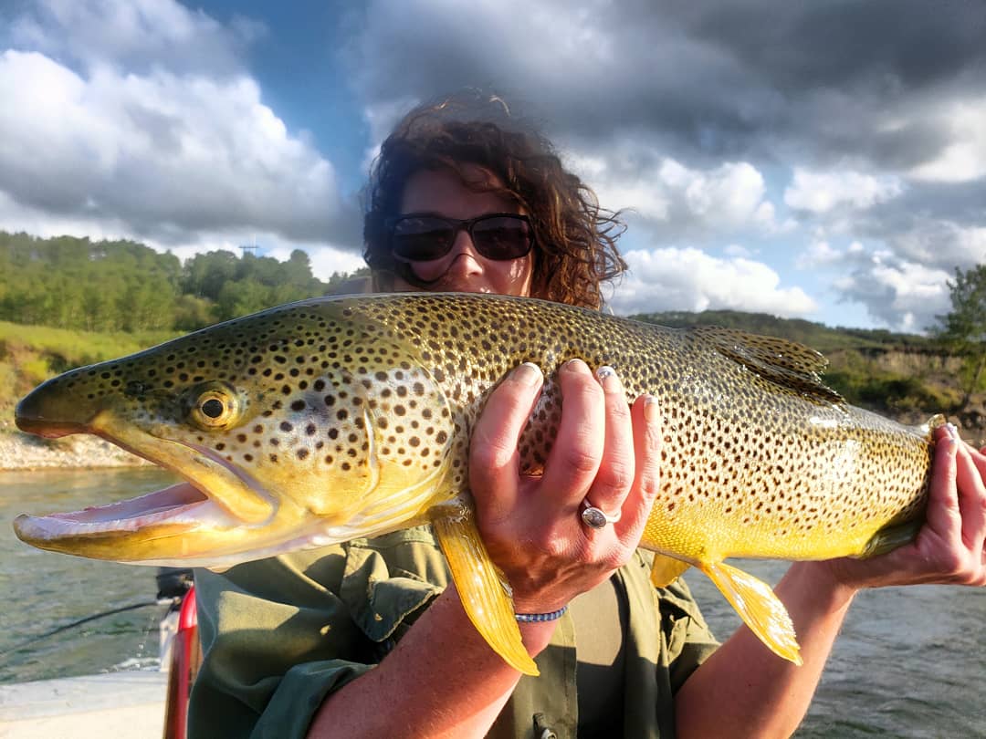 Kara shows us why "girls just wanna have funnnnnn" #browntown #bowriver #bruiserbrowns #yycfishing