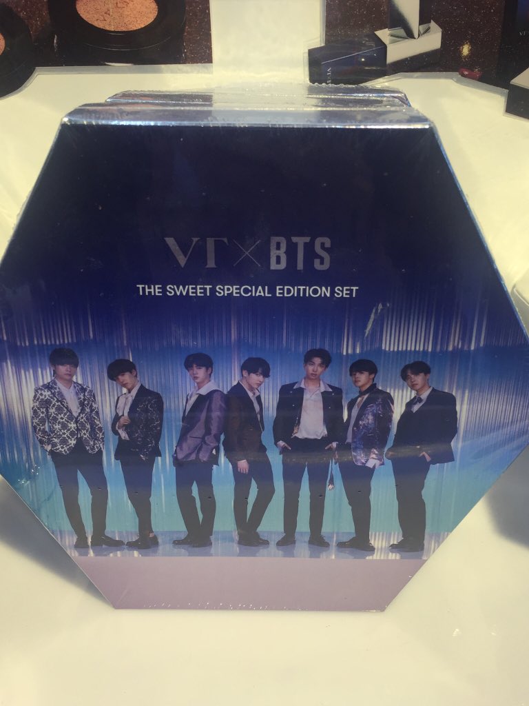 marukhom's tweet photo. สาวก BTS ต้องร้องกรี๊ด !!!
เรามีของดีมากแจก เพียงแค่ฟอลและคอมเม้นต์ว่า “จะเอาสิ่งนี้ไปทำไร?” ใครตอบโดนใจ กลมรับไปเลย sweet speacial จากVT x BTS มูลค่า1,800 ประกาศผลผู้โชคดีวันที่10ตุลาคม #BTS  #vtxbts #vtcosmeticthailandoffcial #bangtanboy #btsthailandfanclub #bangtanboys #vtful https://t.co/5YDsE3BeAe