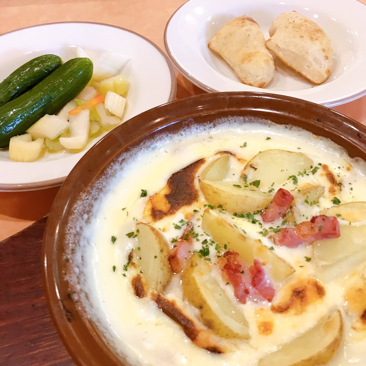 O Xrhsths マキタニさん サイゼリヤはちゃんとおいしい Sto Twitter 今日のサイゼリヤ ランチ 新しい期間限定 皮つき 新じゃがのチーズグラタン ミニキュウリのミックスピクルス セットプチフォッカ 新じゃがのチーズグラタンはグランモラビアで追いチーするよね