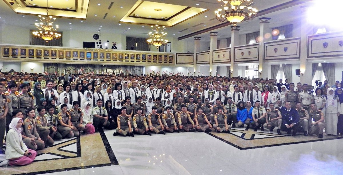 OASE_KK's tweet photo. Akhiri kunjungannya, OASE Kabinet Kerja bersama ibu Negara Iriana dan Mufidah JK selanjutnya meninjau pelaksanaan Sosialisasi Anti Narkoba di Aula Sabang Merauke, Akademi Angkatan Udara Yogyakarta, 6 September 2019. 3/3 https://t.co/TU4BkWplYi